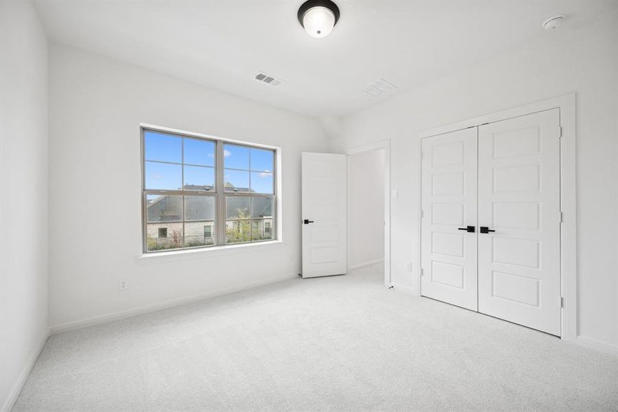Spacious, unfurnished interior of a new home in Mantua Point Gardens, Van Alstyne (Image 25).