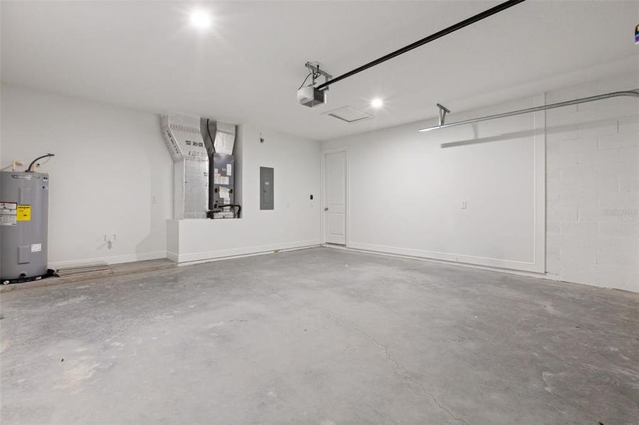 Spacious, unfurnished interior of a new home in , Belleview (Image 24).