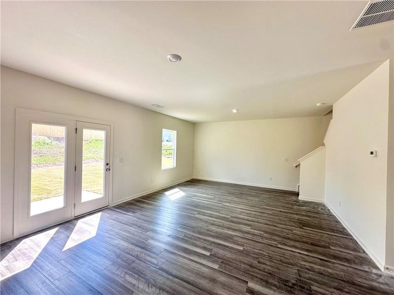 Spacious, unfurnished interior of a new home in Mt. Tabor Ridge, Dallas (Image 15).