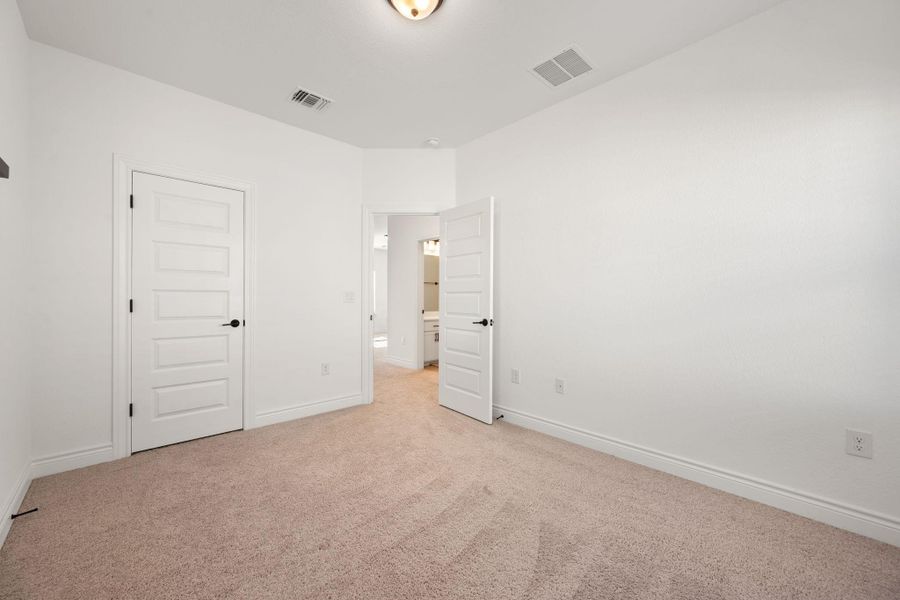 Spacious, unfurnished interior of a new home in Cedar Brook, Leander (Image 25).