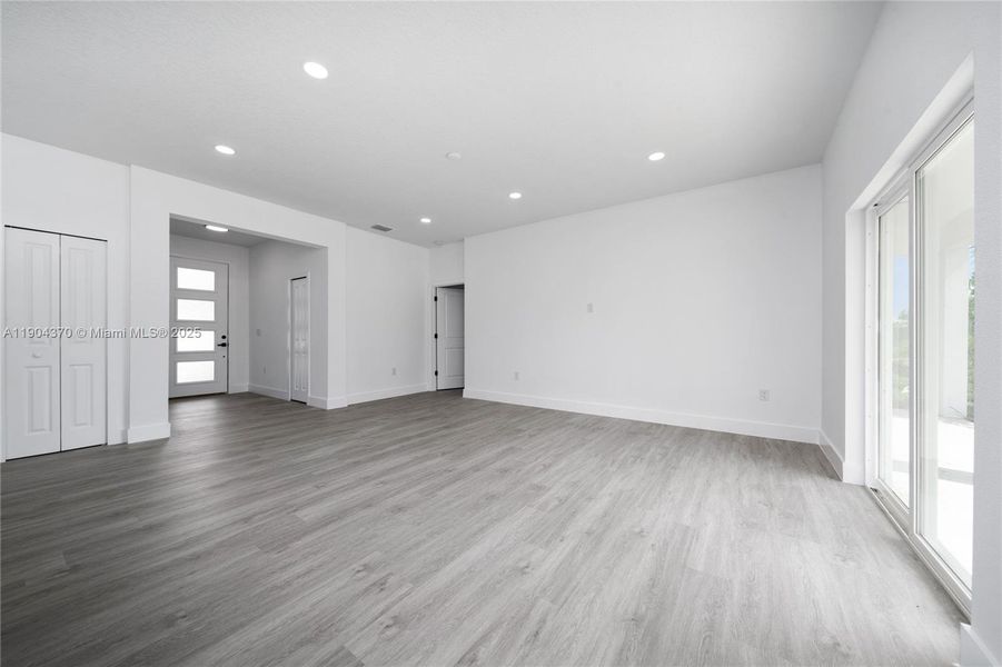Spacious, unfurnished interior of a new home in , Palm Bay (Image 15).