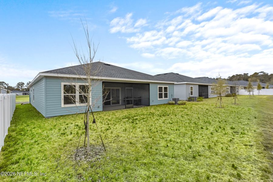 Exterior details and patio area of a home in Saddle Oaks, Jacksonville (Image 23).