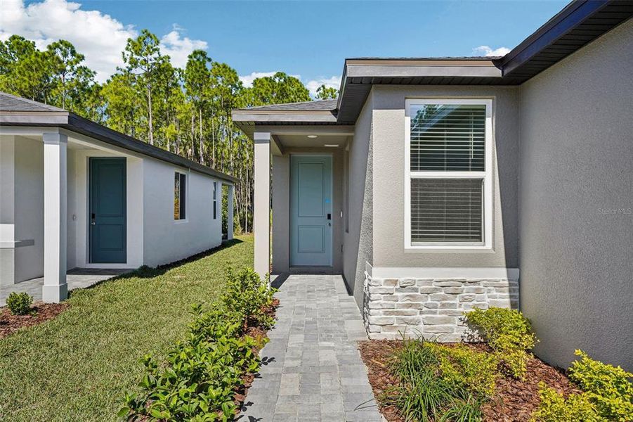 Exterior details and patio area of a home in Ridgehaven - Villas, Ormond Beach (Image 3).