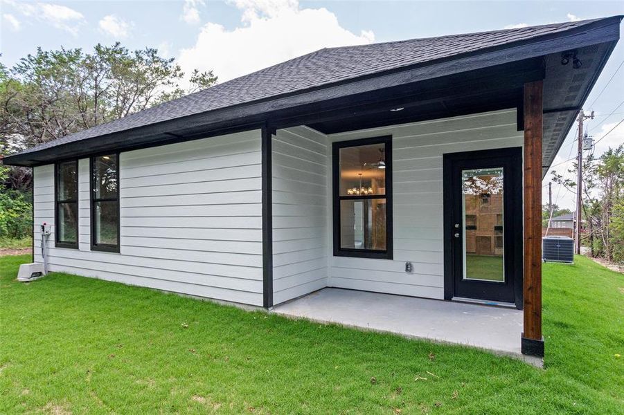 Exterior details and patio area of a home in , Granbury (Image 26).