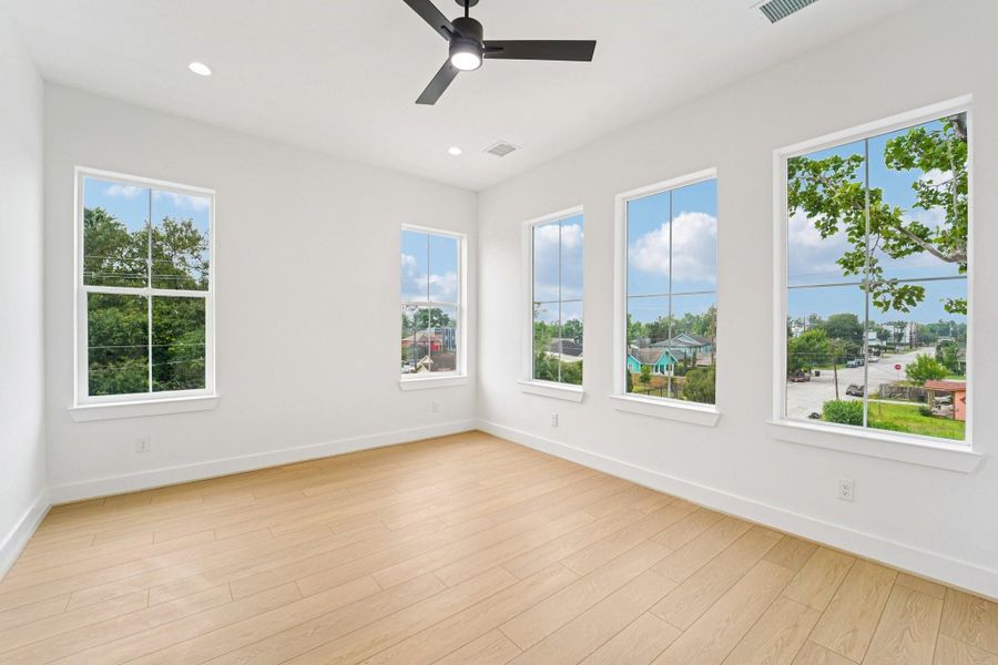 Spacious, unfurnished interior of a new home in , Houston (Image 25).