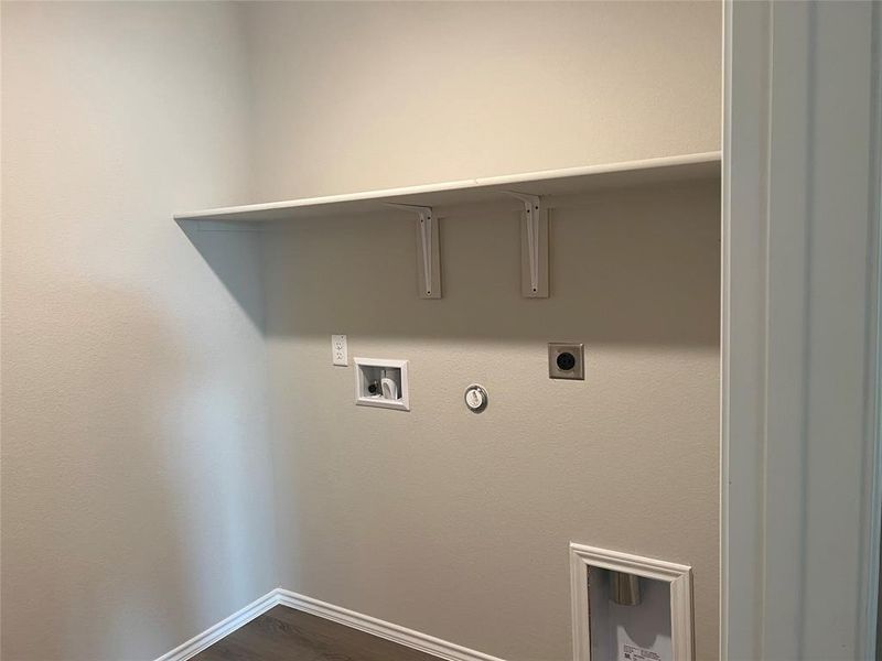 Spacious, unfurnished interior of a new home in Park Meadows, Lorena (Image 8).