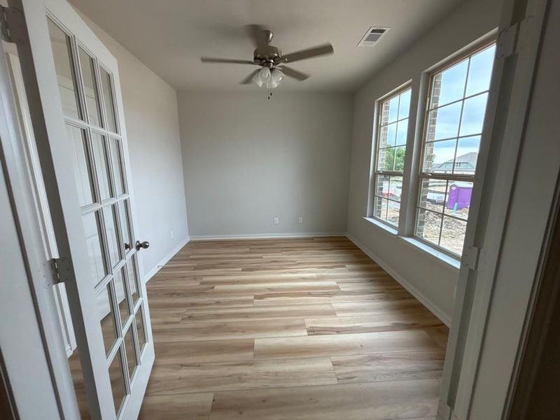 Spacious, unfurnished interior of a new home in Waterford Park, Weatherford (Image 16).