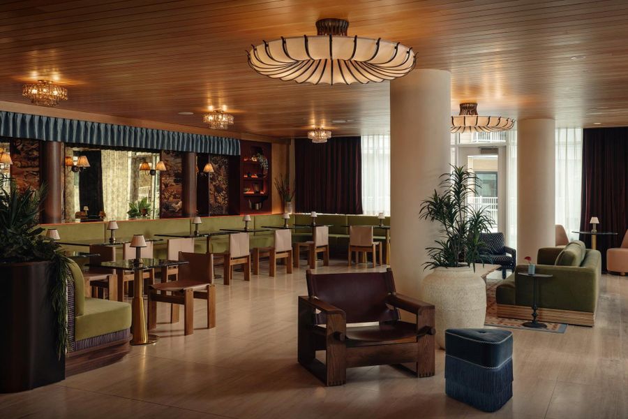 An inviting place to gather with friends, enjoy a coffee or cocktail, and spend time in the lounge designed by award-winning Kim Lewis Designs. Comfortable seating supports both casual meetings and dining.