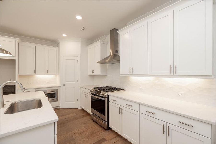 Furnished interior view inside a new home in IveyBrooke, Alpharetta (Image 36).
