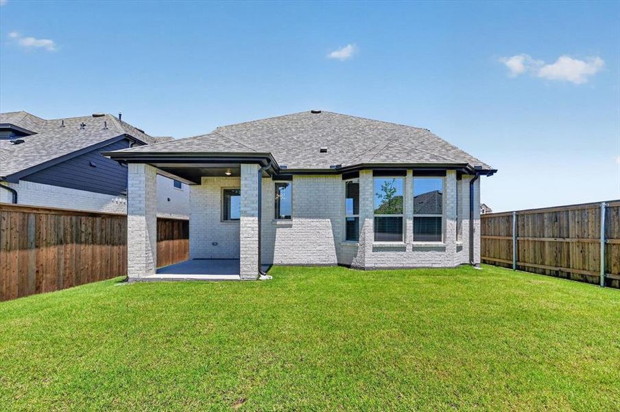 Exterior details and patio area of a home in Hillstead, Lavon (Image 17).