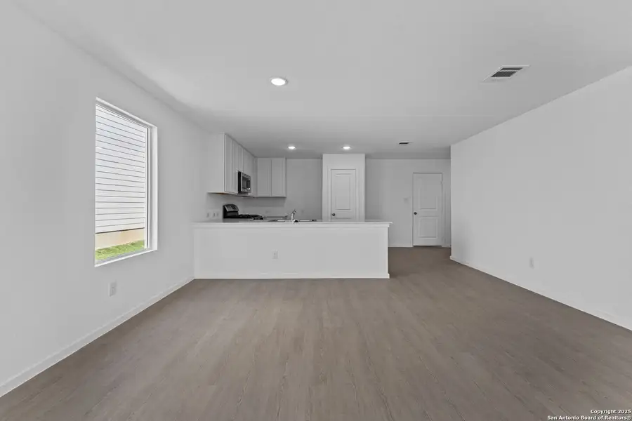 Spacious, unfurnished interior of a new home in Lodi Grove, Floresville (Image 10).