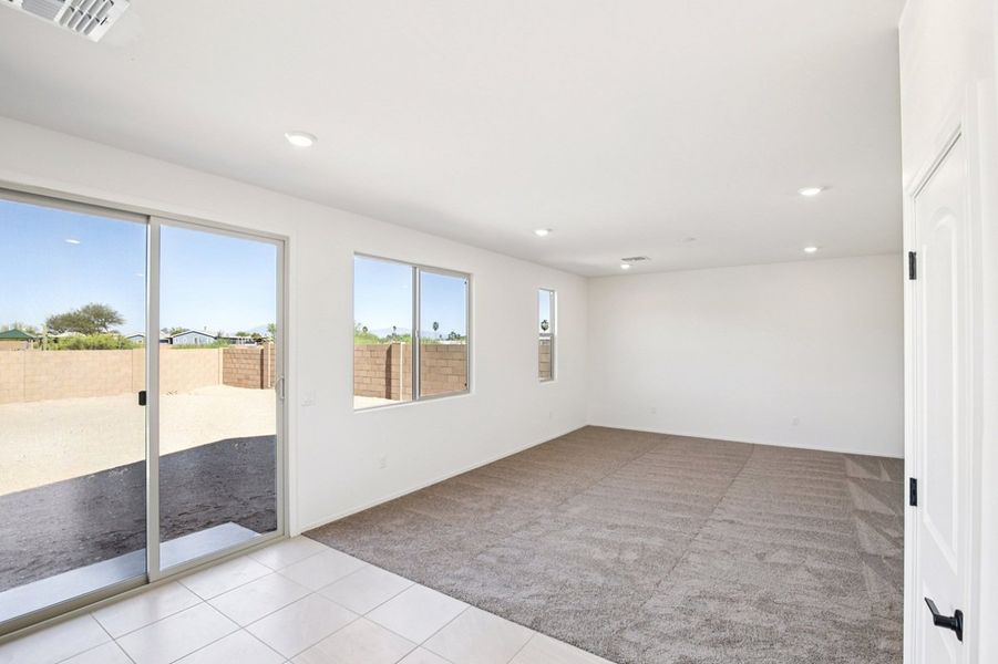 Spacious, unfurnished interior of a new home in Saguaro Haven, Tucson (Image 4).