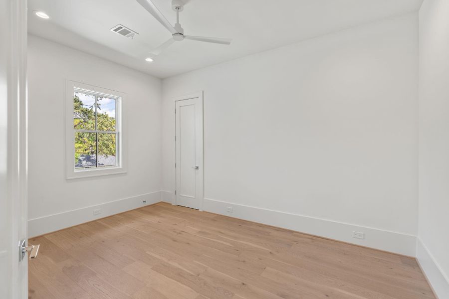 Another image of the secondary bedroom.