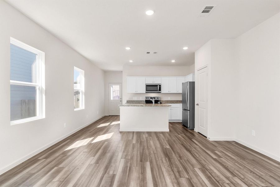 Spacious, unfurnished interior of a new home in Chapel Run, Montgomery (Image 7).