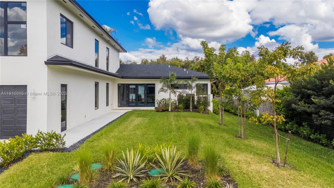 Exterior details and patio area of a home in , Plantation (Image 29).