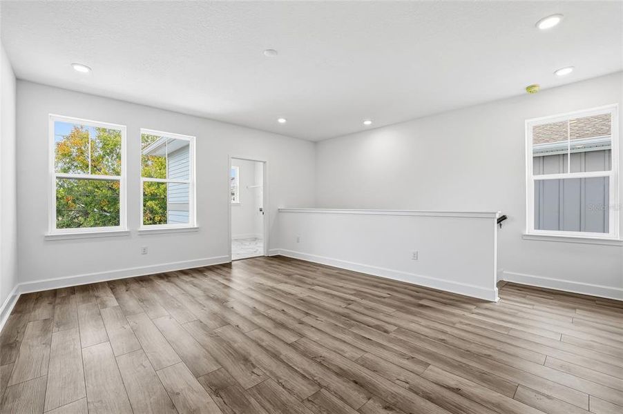 Spacious, unfurnished interior of a new home in , Tampa (Image 27).