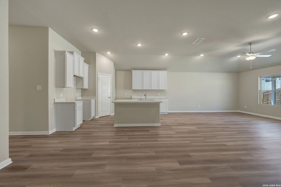 Spacious, unfurnished interior of a new home in Hunters Ranch, San Antonio (Image 16).