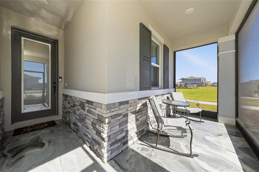 Exterior details and patio area of a home in , Lake Alfred (Image 27).