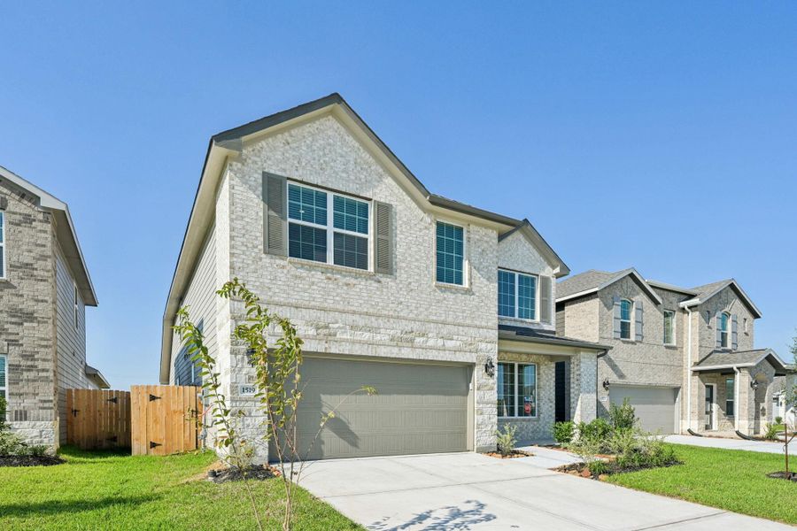 Front exterior of a new home in Glendale Lakes, Rosharon, TX, highlighting curb appeal (Image 2). Front exterior of a new home in Glendale Lakes, Rosharon, TX, highlighting curb appeal (Image 2).