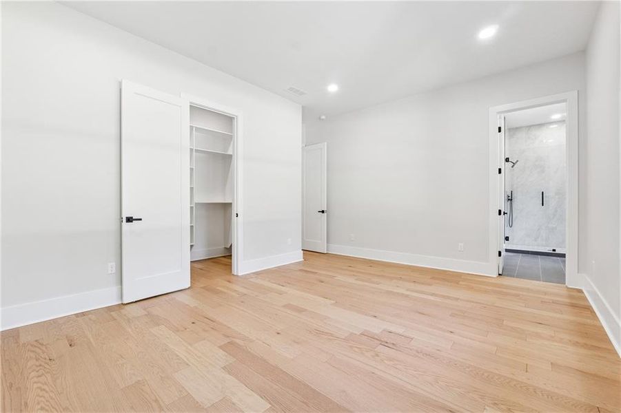 Spacious, unfurnished interior of a new home in , Monroe (Image 25).