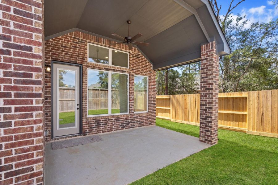 Exterior details and patio area of a home in Attwater, Waller (Image 3).