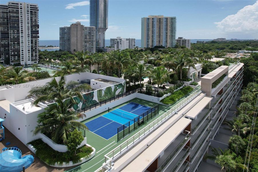 Condo located in Miami, FL showcasing its design and architecture (Image 4).