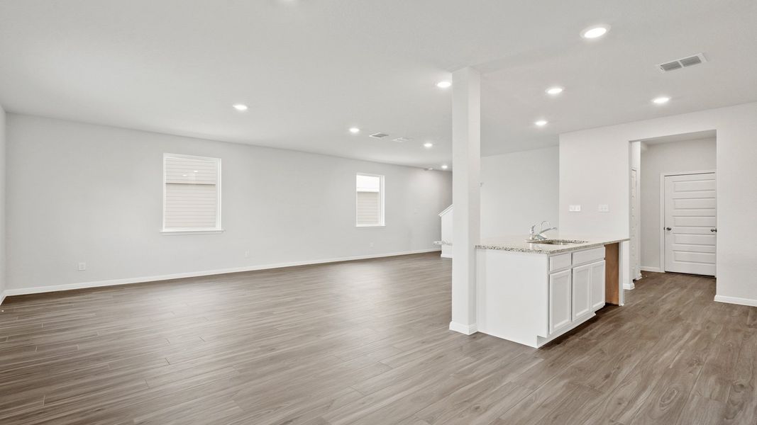Spacious, unfurnished interior of a new home in Melissa Ranch, San Antonio (Image 15).