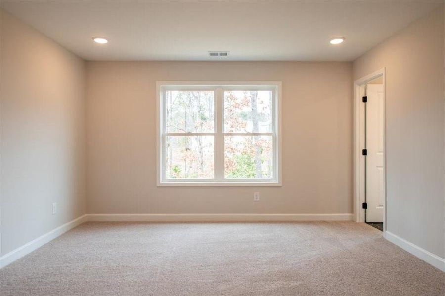 Spacious, unfurnished interior of a new home in Cherokee Township, Acworth (Image 26).