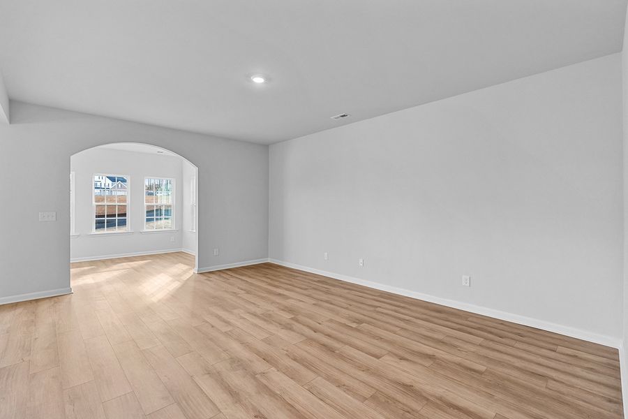 Spacious, unfurnished interior of a new home in Fieldstone, Lexington (Image 24).