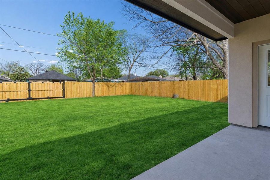 Exterior details and patio area of a home in , Dallas (Image 3).