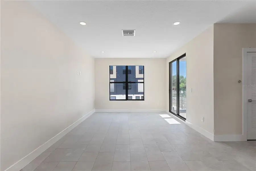 Spacious, unfurnished interior of a new home in , Tampa (Image 30).