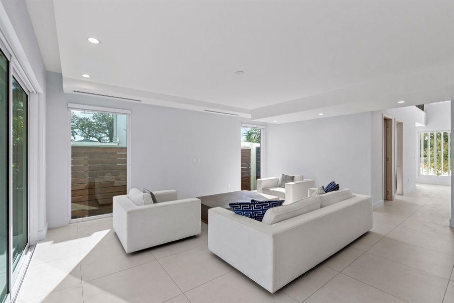 FAMILY_LOOKING_IN_DT