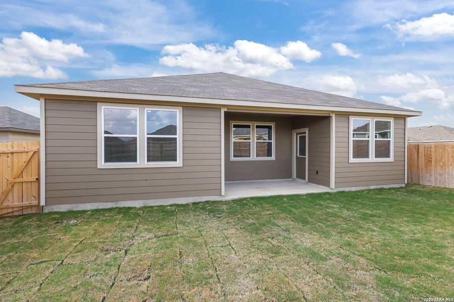 Exterior details and patio area of a home in Cinco Lakes, San Antonio (Image 18).