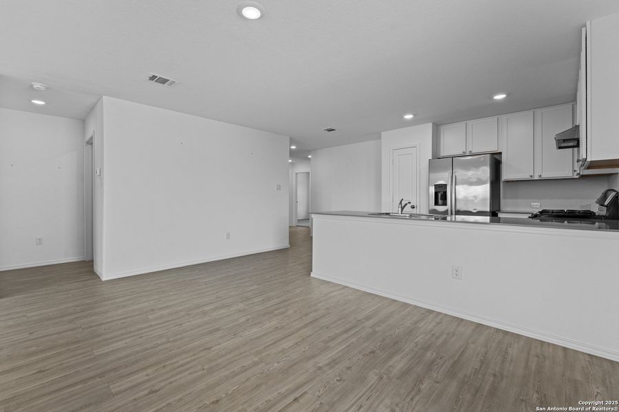 Spacious, unfurnished interior of a new home in Lodi Grove, Floresville (Image 9).