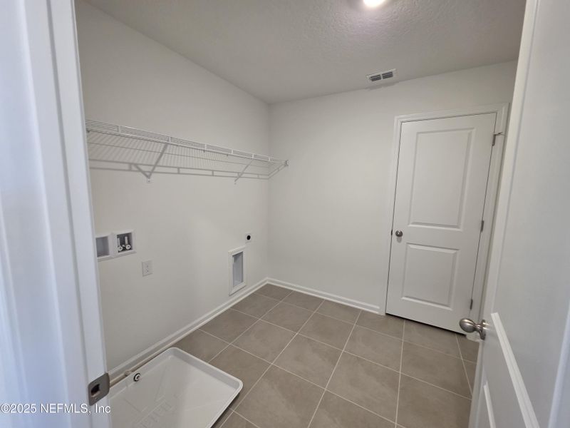 Spacious, unfurnished interior of a new home in Hyland Trail, Green Cove Springs (Image 61).