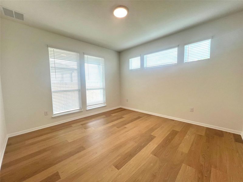 Spacious, unfurnished interior of a new home in Porter Country, Buda (Image 14).