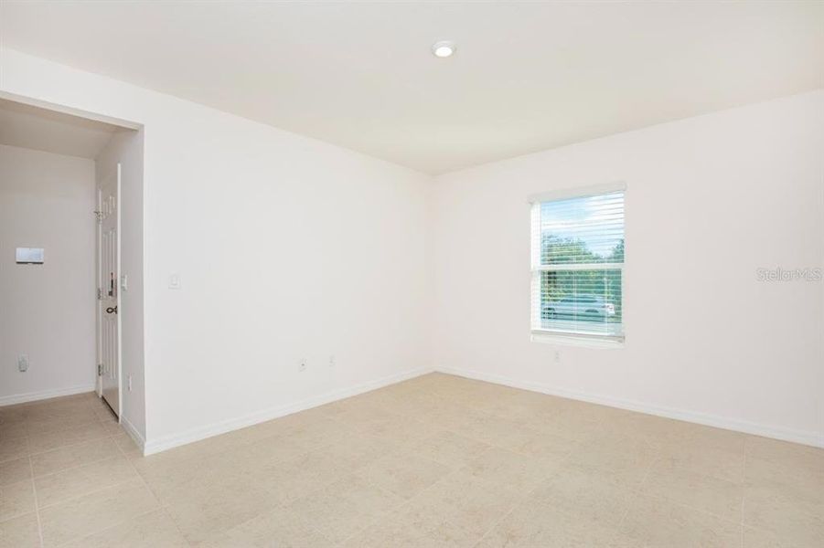 Spacious, unfurnished interior of a new home in Port Charlotte, Port Charlotte (Image 6).