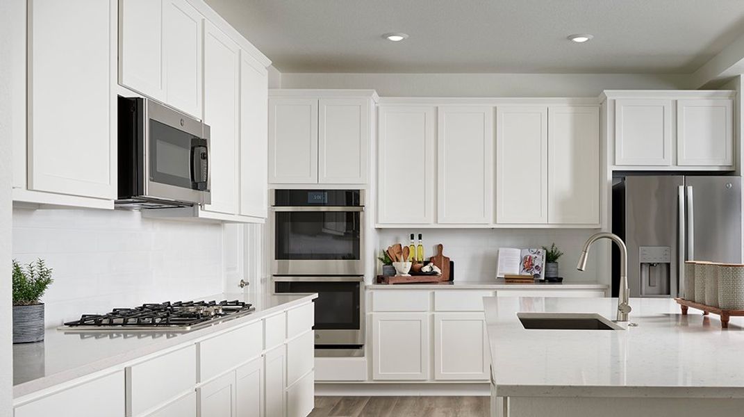 071825 Grand Collection Looking Glass Aspen Kitchen F1