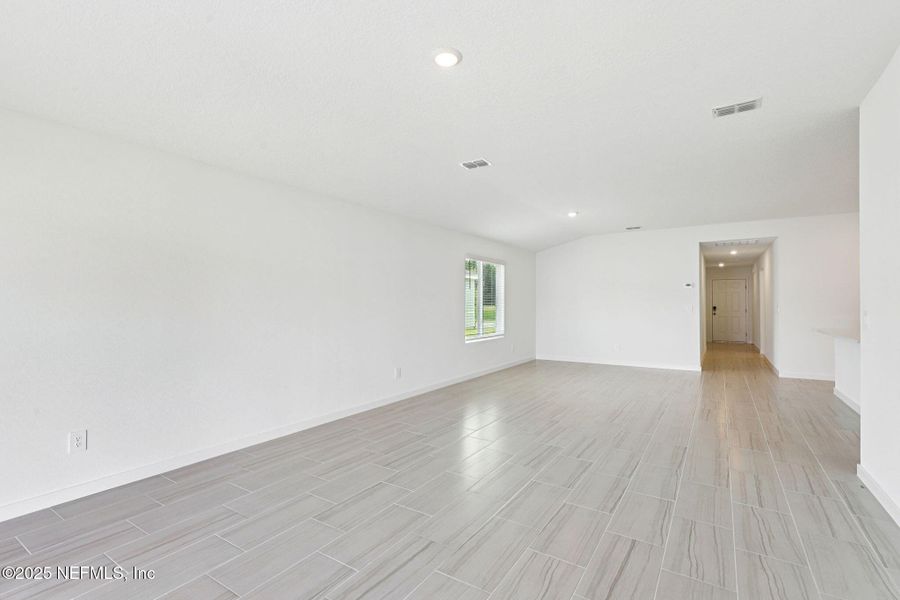 Spacious, unfurnished interior of a new home in Azalea Creek, Jacksonville (Image 24).