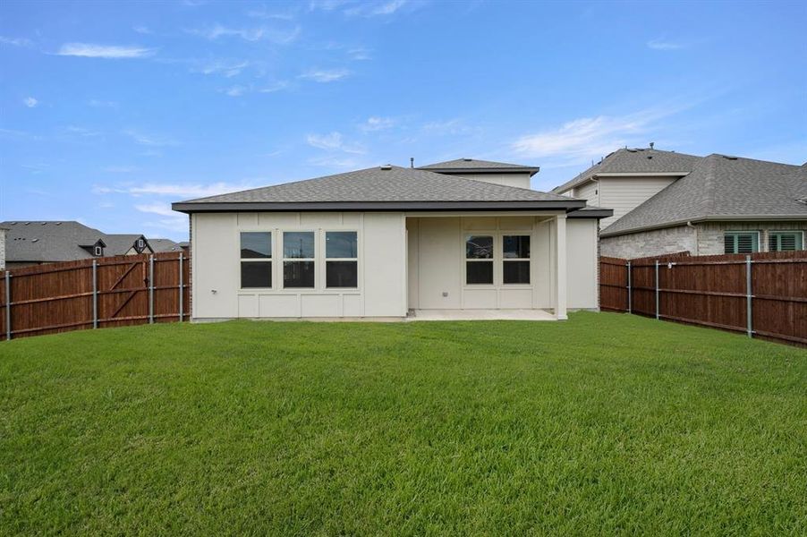 Exterior details and patio area of a home in Llano Springs, Fort Worth (Image 4).