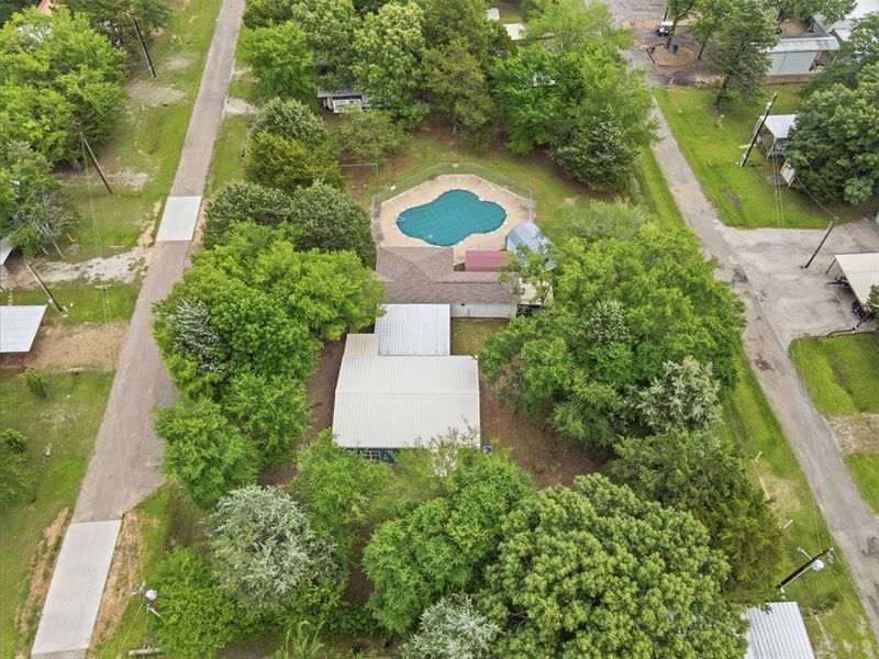 Community amenities in , Yantis (Image 18).