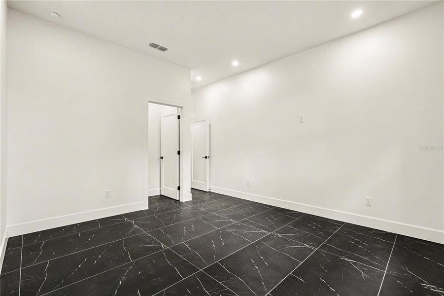 Spacious, unfurnished interior of a new home in , Seffner (Image 19).