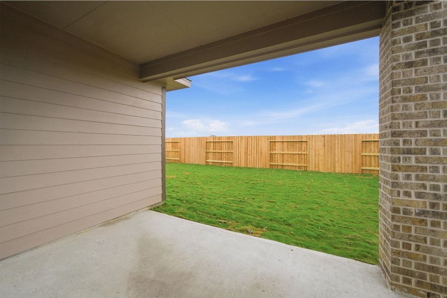 Exterior details and patio area of a home in Ashland, Texas City (Image 2).
