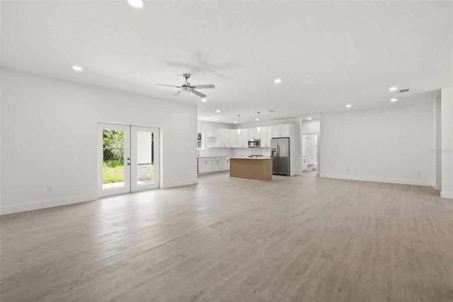 Spacious, unfurnished interior of a new home in , Palm Bay (Image 27).