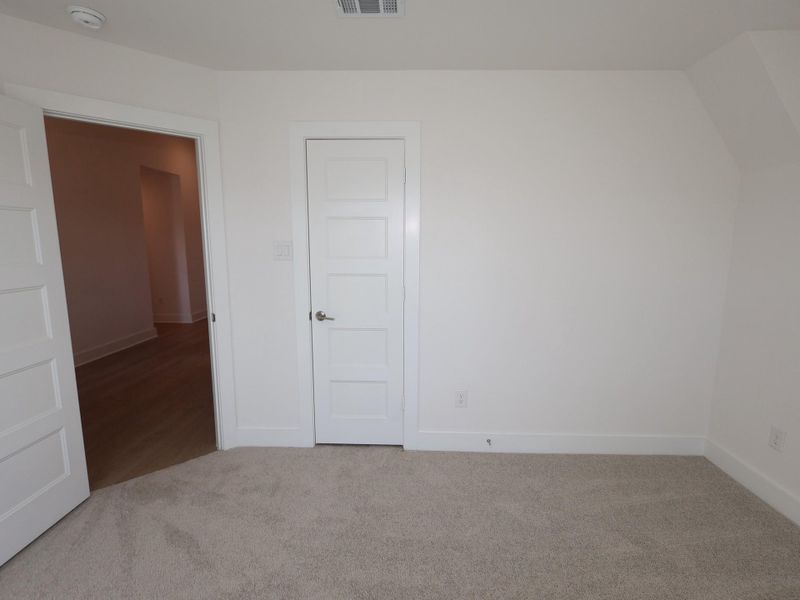 Spacious, unfurnished interior of a new home in Hallimore Ranch, Rosenberg (Image 24).
