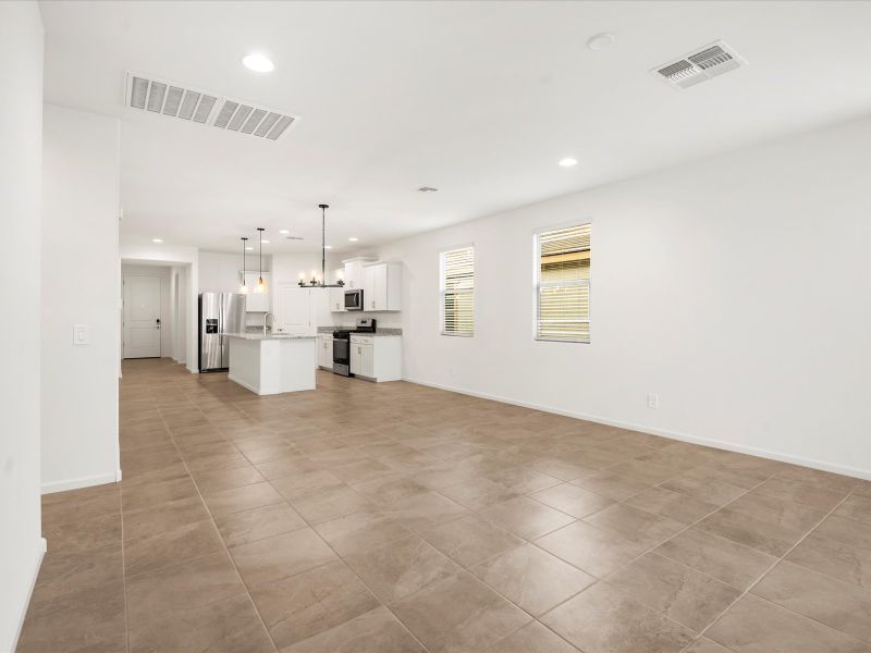 Spacious, unfurnished interior of a new home in Entrada Del Toro, Sahuarita (Image 7).