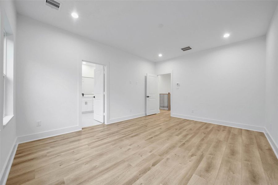 Spacious, unfurnished interior of a new home in , Houston (Image 20).