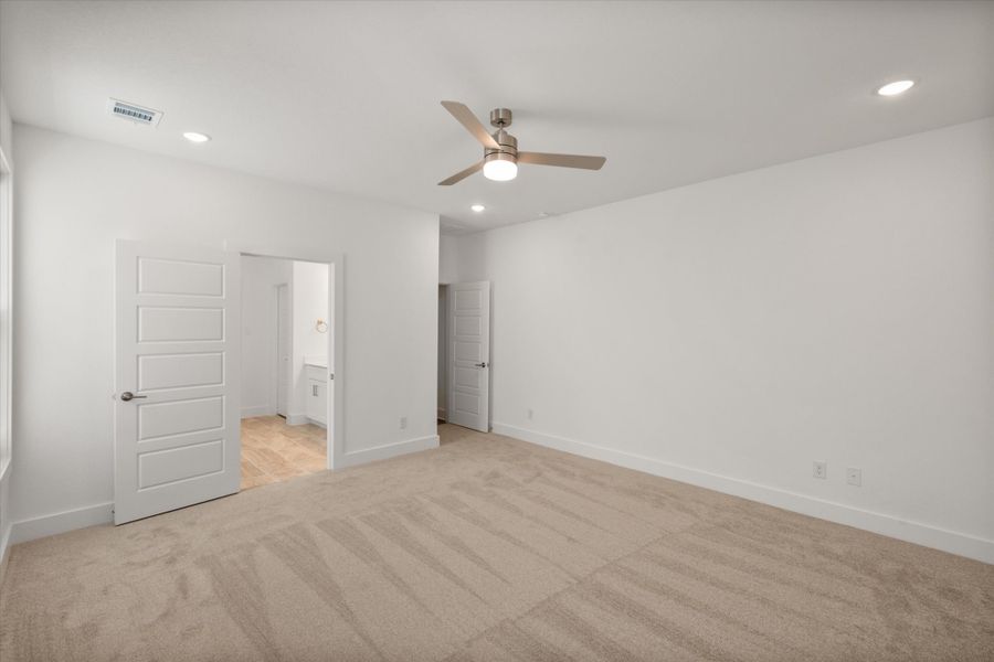 Spacious, unfurnished interior of a new home in Heritage Towne, Midlothian (Image 21).