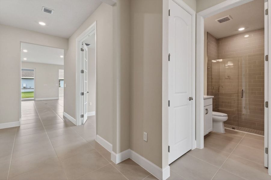 Spacious, unfurnished interior of a new home in Del Webb Tradition, Port St. Lucie (Image 60).