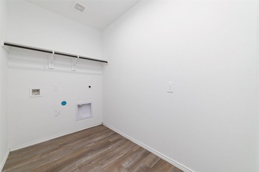 Spacious, unfurnished interior of a new home in Sunterra, Katy (Image 30).